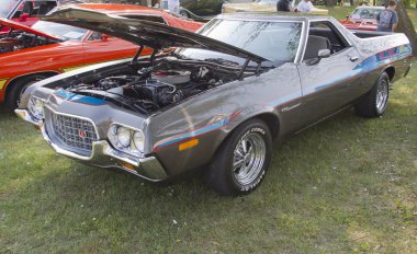 Gümüş ve mavi ford ranchero