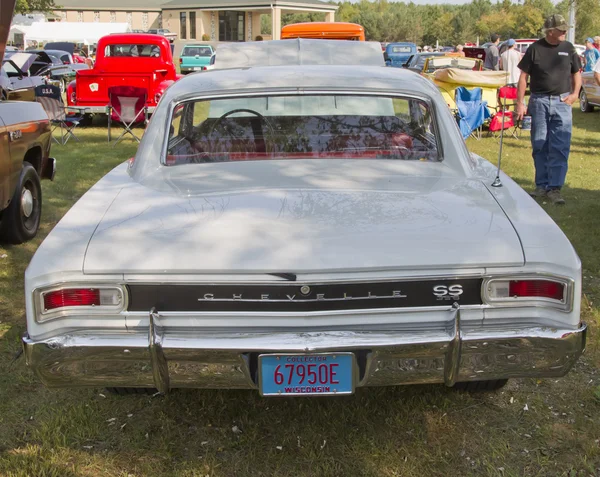 1966 witte chevy chevelle ss achterzijde weergave — Stockfoto