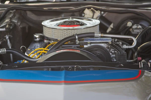 青と銀のフォード ランチェロ エンジン — ストック写真