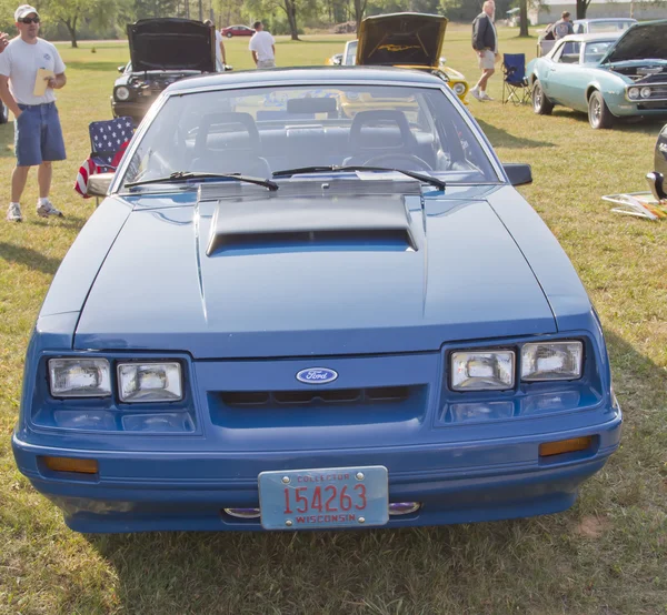 Widok z przodu 1980 niebieski ford mustang — Zdjęcie stockowe