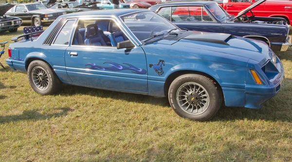 1980 niebieski ford mustang — Zdjęcie stockowe