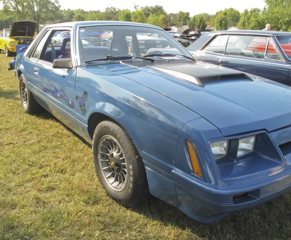 1980 blå ford mustang sidan profil — Stockfoto