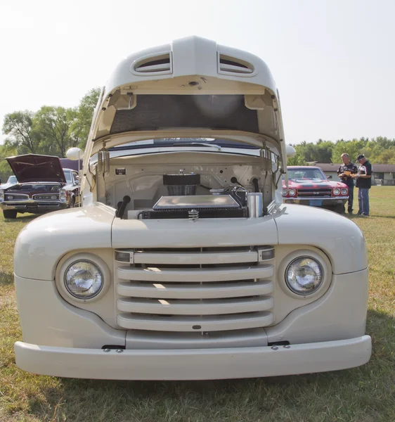 White Ford Pickup Front View 1950 — стоковое фото