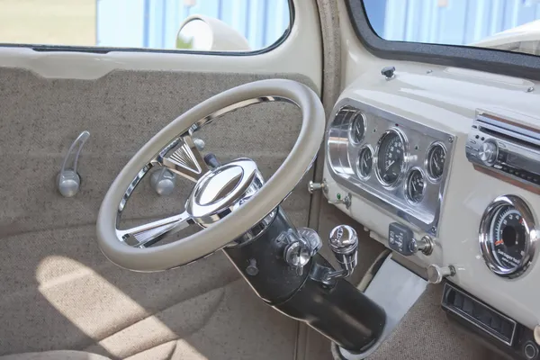 1950 av vita ford pickup interiör — Stockfoto