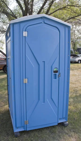 Blaues Porta-Töpfchen-Plumpsklo bei einer Veranstaltung — Stockfoto