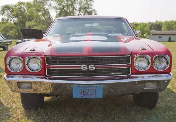 1970 červený černý Chevrolet chevelle ss nízké čelní pohled — Stock fotografie