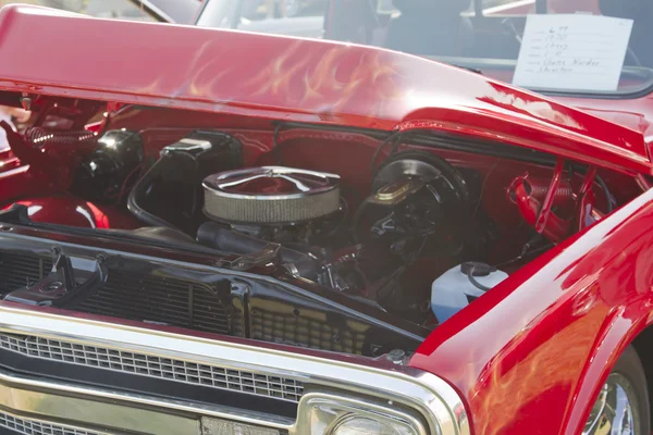 1970 röda chevy truck huva och motor — Stockfoto
