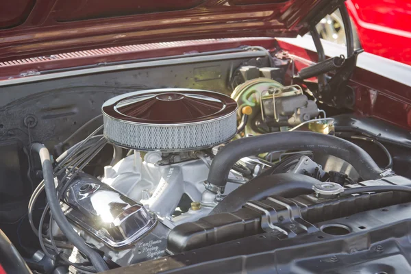 1970 röda chevy truck motor — Stockfoto