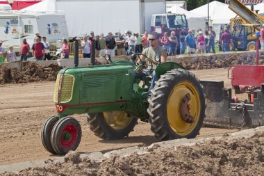 Oliver traktör çekme yeşil