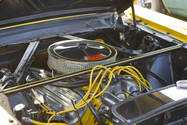 1966 フォード マスタング チョップ トップ エンジン — ストック写真