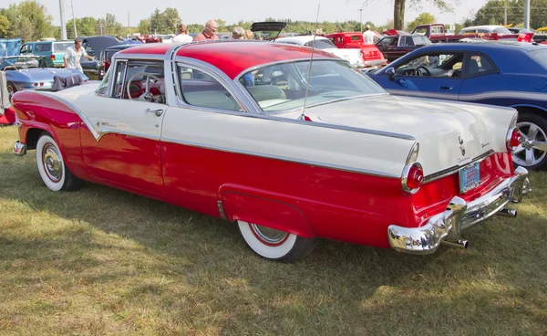 1955 Ford Crown Victoria vue de côté — Photo