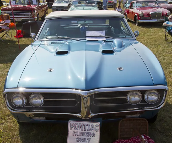 1967 Pontiac blu Firebird Vista frontale — Foto Stock