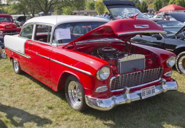 1955 Chevrolet Bel Air kırmızı ve beyaz