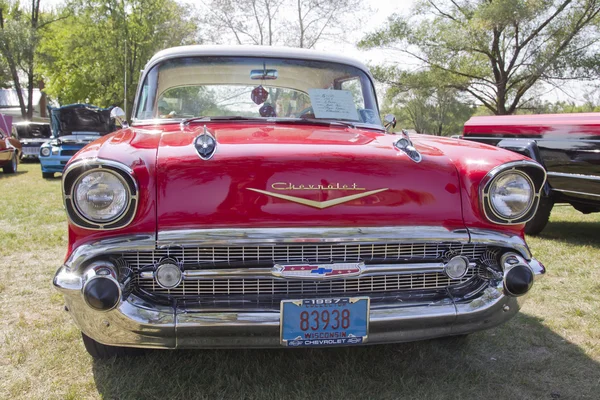 Kırmızı 1957 Chevrolet bel air ızgara görünümü — Stok fotoğraf
