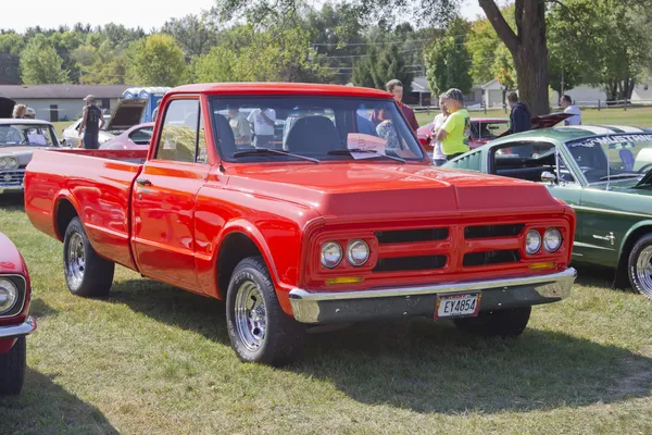 Красный грузовик GMC 1972 — стоковое фото