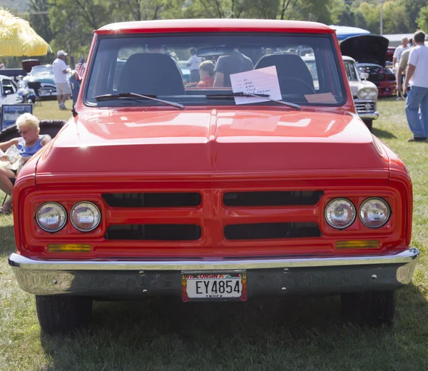 1972-es piros Gmc teherautó elölnézete — Stock Fotó