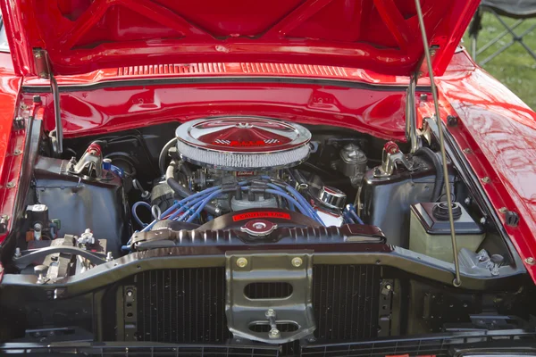 Kırmızı ford maverick kapmak motoru — Stok fotoğraf