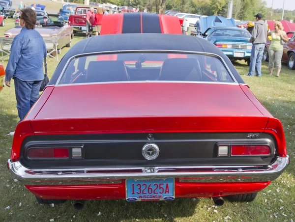 Kırmızı ford maverick kapmak arka görünüm — Stok fotoğraf