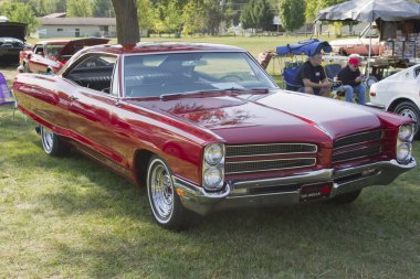 1966 kırmızı pontiac yan görünüm