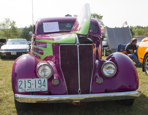 Фиолетовый вид купе Ford 1936 года — стоковое фото