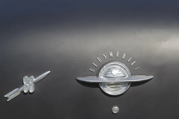 Svart 1952 oldsmobile super 88 emblem — Stockfoto