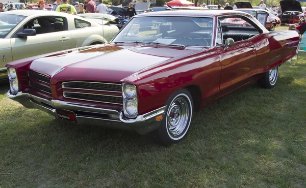 Rode 1966 pontiac — Stockfoto