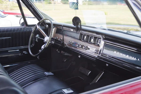 Vermelho 1966 Pontiac Interior — Fotografia de Stock