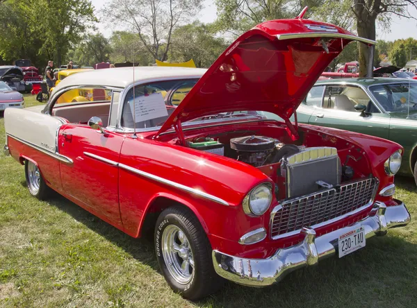 Röd vita 1955 chevy bel air — Stockfoto