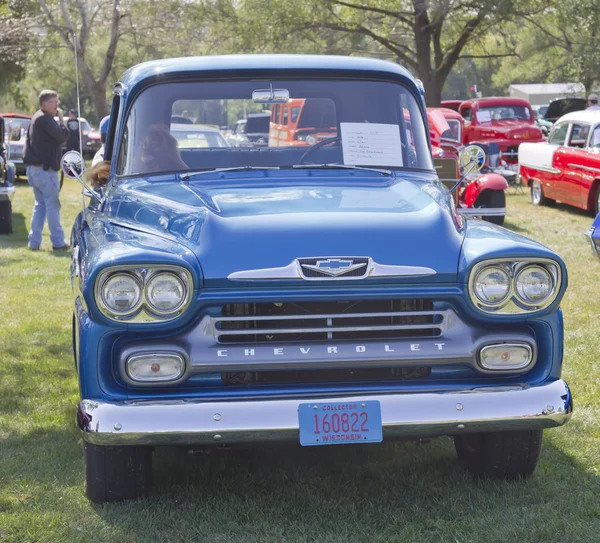 Mavi 1958 Chevrolet apache Önden Görünüm — Stok fotoğraf