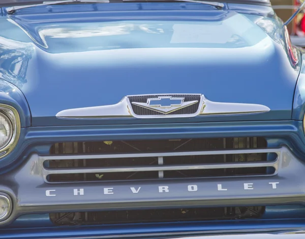 Modrý Chevrolet 1958 apache gril zblízka — Stock fotografie