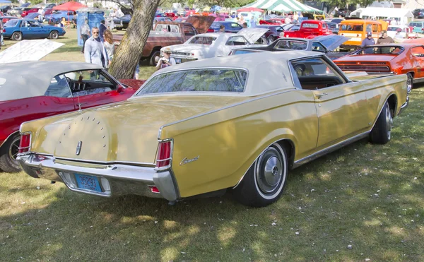 Yellow Lincoln Continental — Stock Photo, Image