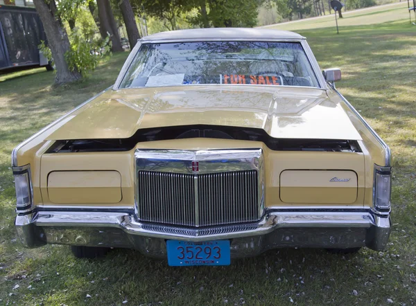 Amarillo Lincoln Continental Vista frontal —  Fotos de Stock