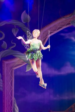 Tinker bell sallayarak bırakır.
