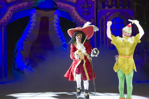 Le capitaine Crochet et Peter Pan s'affrontent — Photo