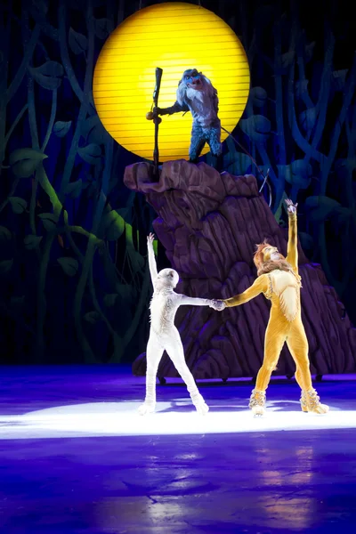 Simba and Nala ending the show — Stock Photo, Image