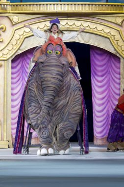 bir fil sürme dışarı elleriyle Aladdin