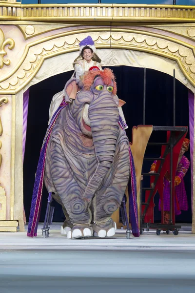 Aladdin rijden op een olifant — Stockfoto