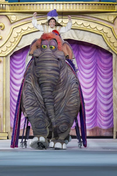 Aladdin montando un elefante y sonriendo —  Fotos de Stock