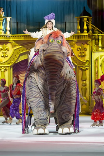 Aladdin montando um elefante com patinadores coloridos — Fotografia de Stock