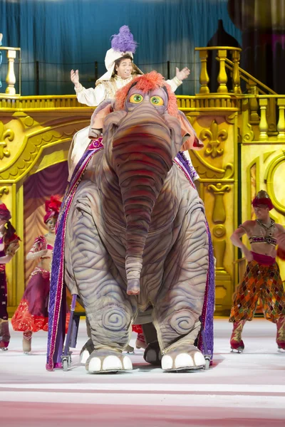 Aladino cavalcando un elefante con pattinatori — Foto Stock