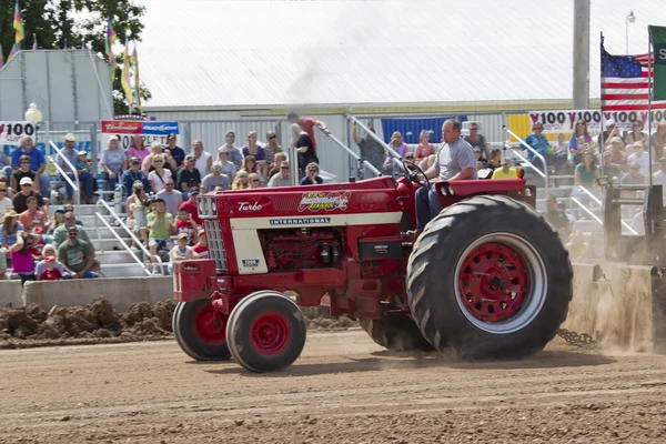 Mezinárodní turbo bushville pruhy traktor tahání — Stock fotografie