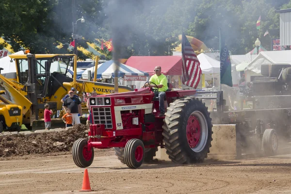 Red International Turbo Tractor Pulling — Stock Photo, Image