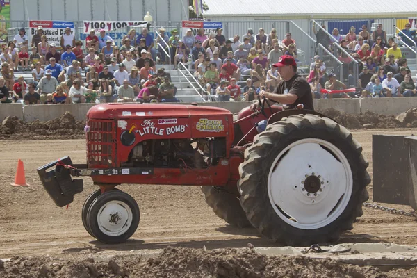 El pequeño tractor rojo bomba — Foto de Stock