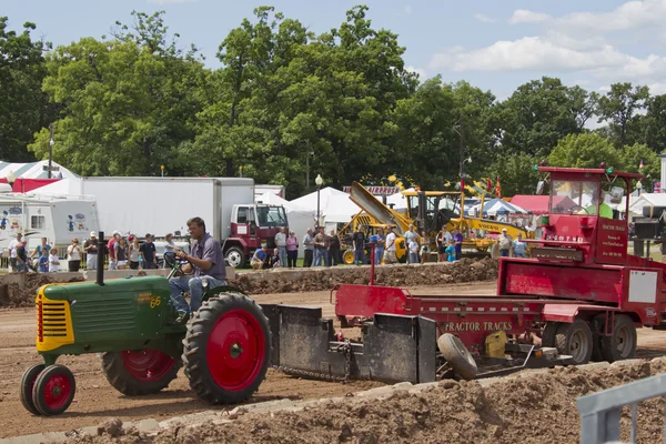 Zelená oliver řádku oříznutí 66 traktor — Stock fotografie