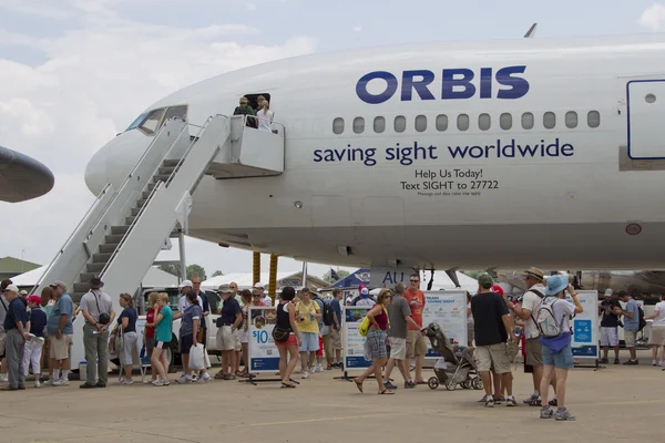 Літак Orbis літаючих очей лікарні — стокове фото