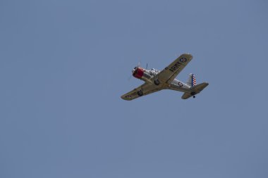 doğru uçan WWII ABD Ordusu avcı uçağı
