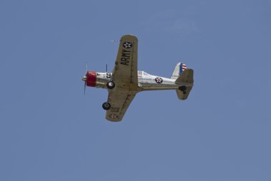 İkinci Dünya Savaşı ABD Ordusu avcı uçağı ile uçan