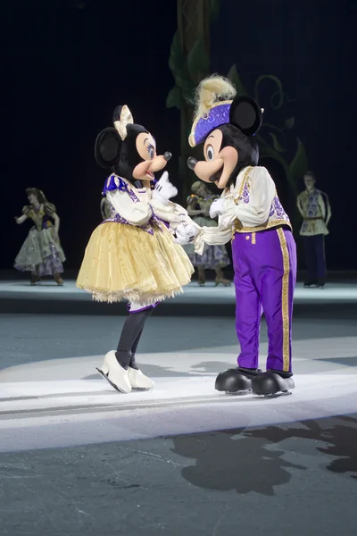 Mickey e Minnie pedindo para dançar — Fotografia de Stock