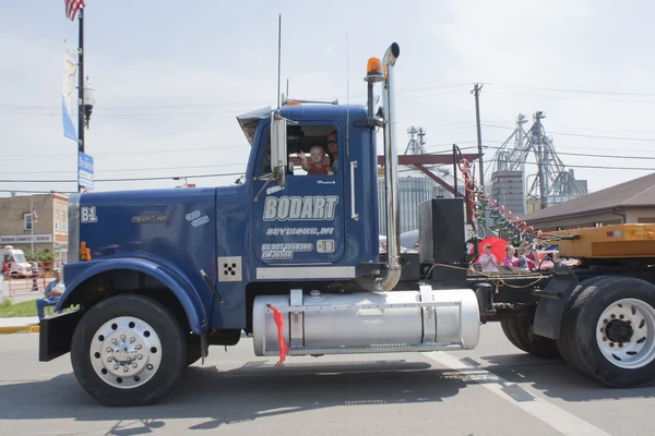 Semi-camion et tracteur Bodart saluant la foule — Photo