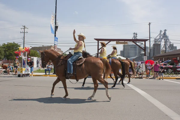 Vrouwen paardrijden paarden op parade sluiten omhoog — Stockfoto